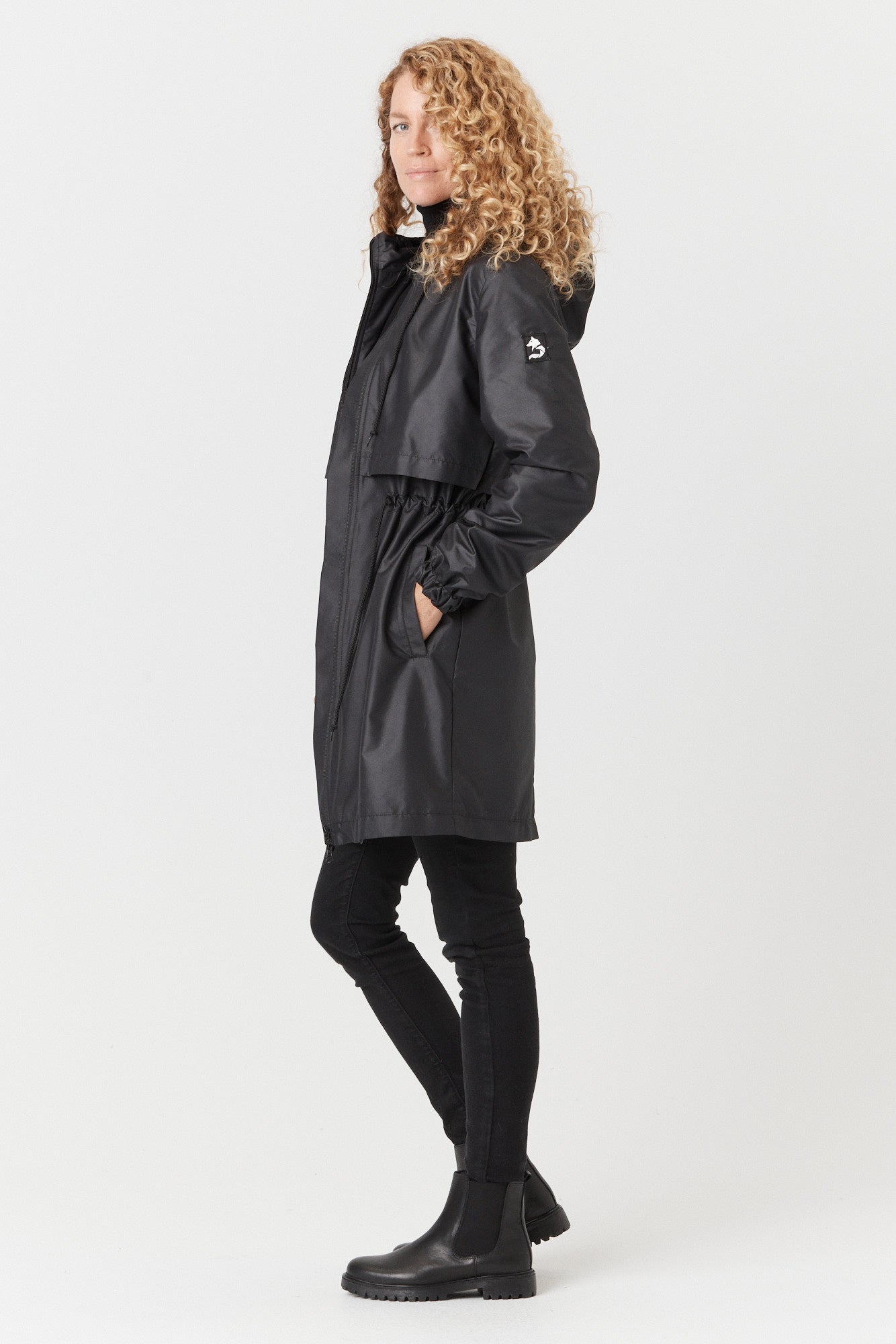 Desloups manteau mi-saison imperméable urbain avec capuchon, ajusté pour femme.