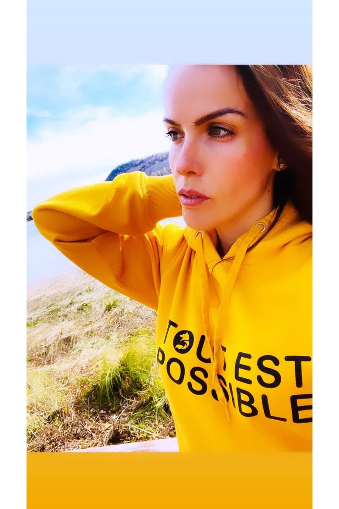 Desloups fleece hoodie with “Everything is possible” print Mustard
